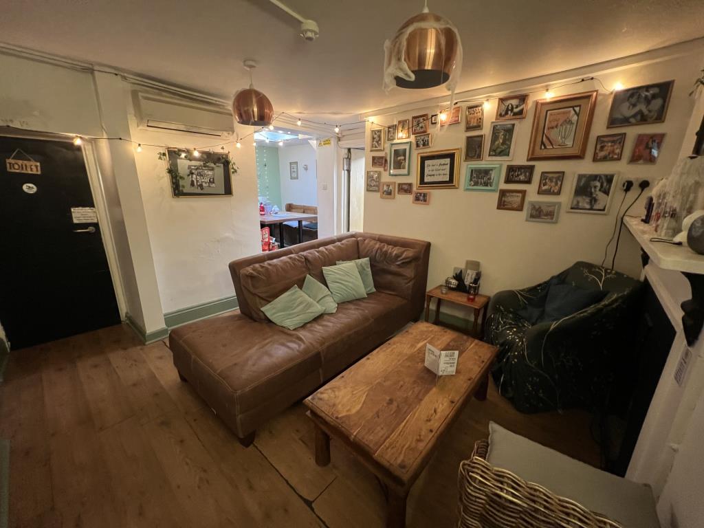 Lot: 93 - COMMERCIAL INVESTMENT - Further rear seating area/cafe